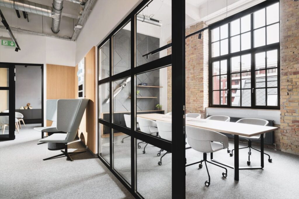 Blancargo iroda, ipari stílus, Narbutas mobiliák és akusztikus PET FELT falburkolat