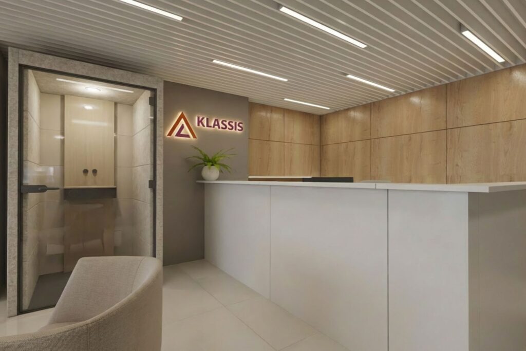 Klassis iroda, alkusz cég, open office space, Narbutas Nova recepciós pult, Narbutas phonebox szövet panelek, tölgy falburkolat