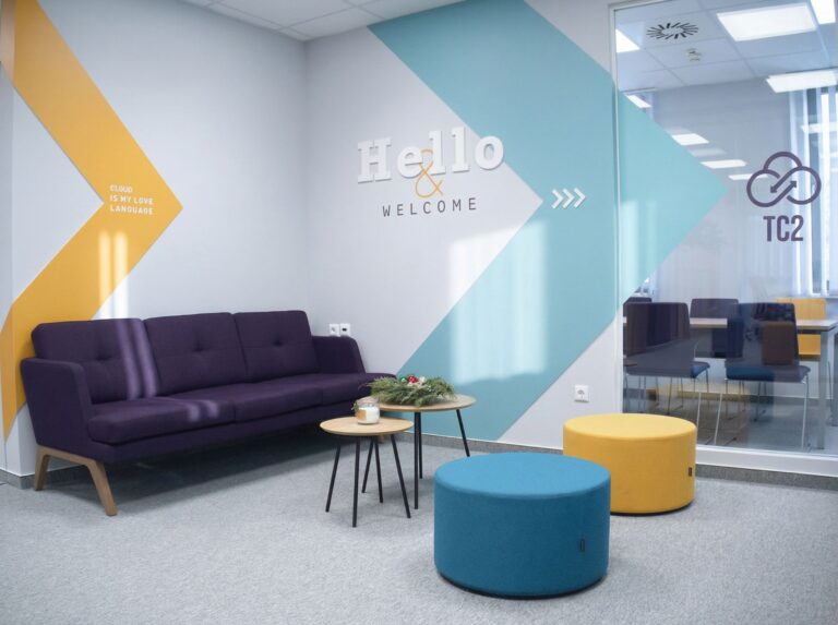 TC2 iroda előtér, Narbutas puffok, profim October sofa