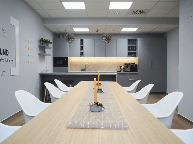 TC2 egyedi gyártású konyhabútor, Ikea étkezőasztal és székek